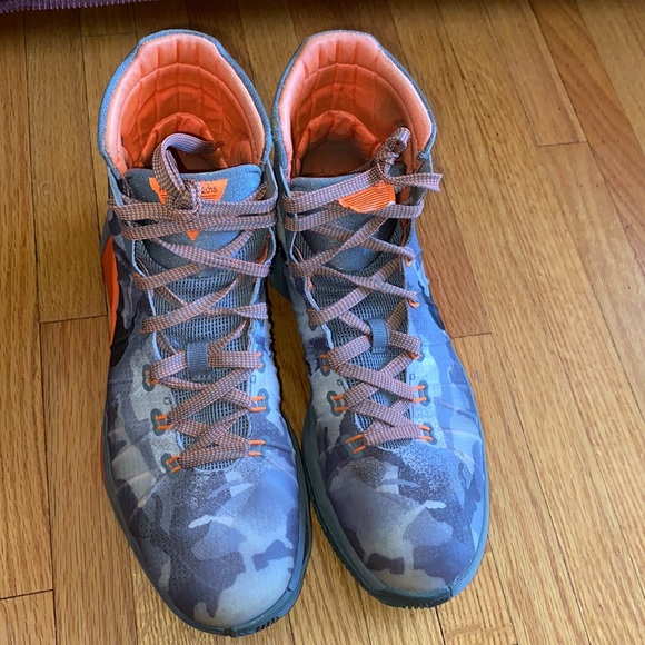 Nike Hyperdunks Basketball Shoes - Picture 2 of 5